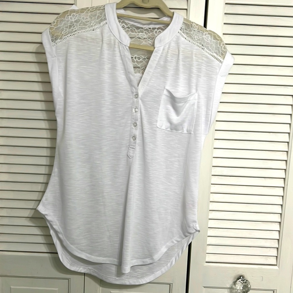 White Lace round hem top Size small. NWOT